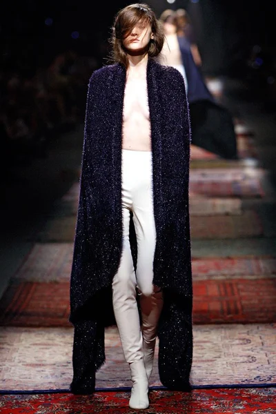 Look 16